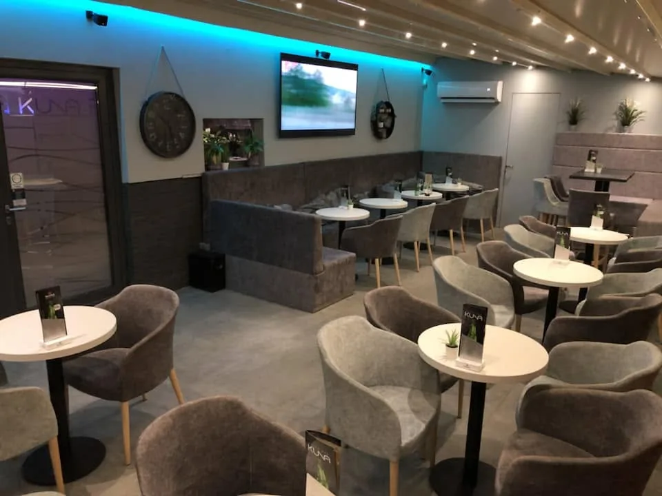 Interijer Caffe bar Kuna s udobnim sjedenjem i rasvjetom