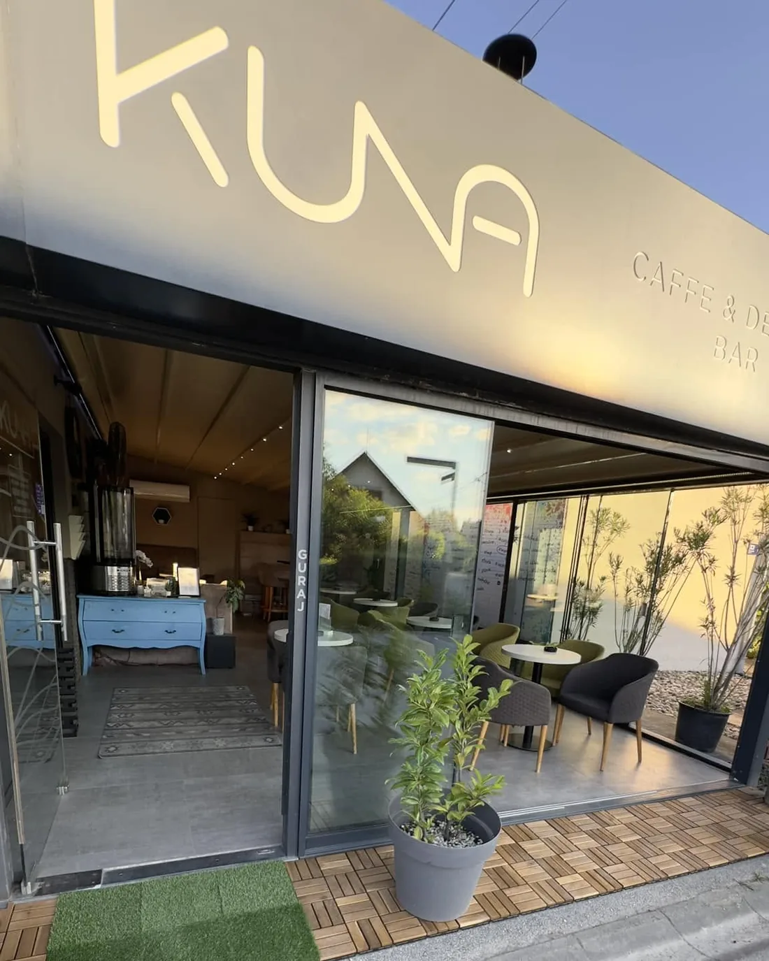 Vanjski ulaz u Caffe bar Kuna